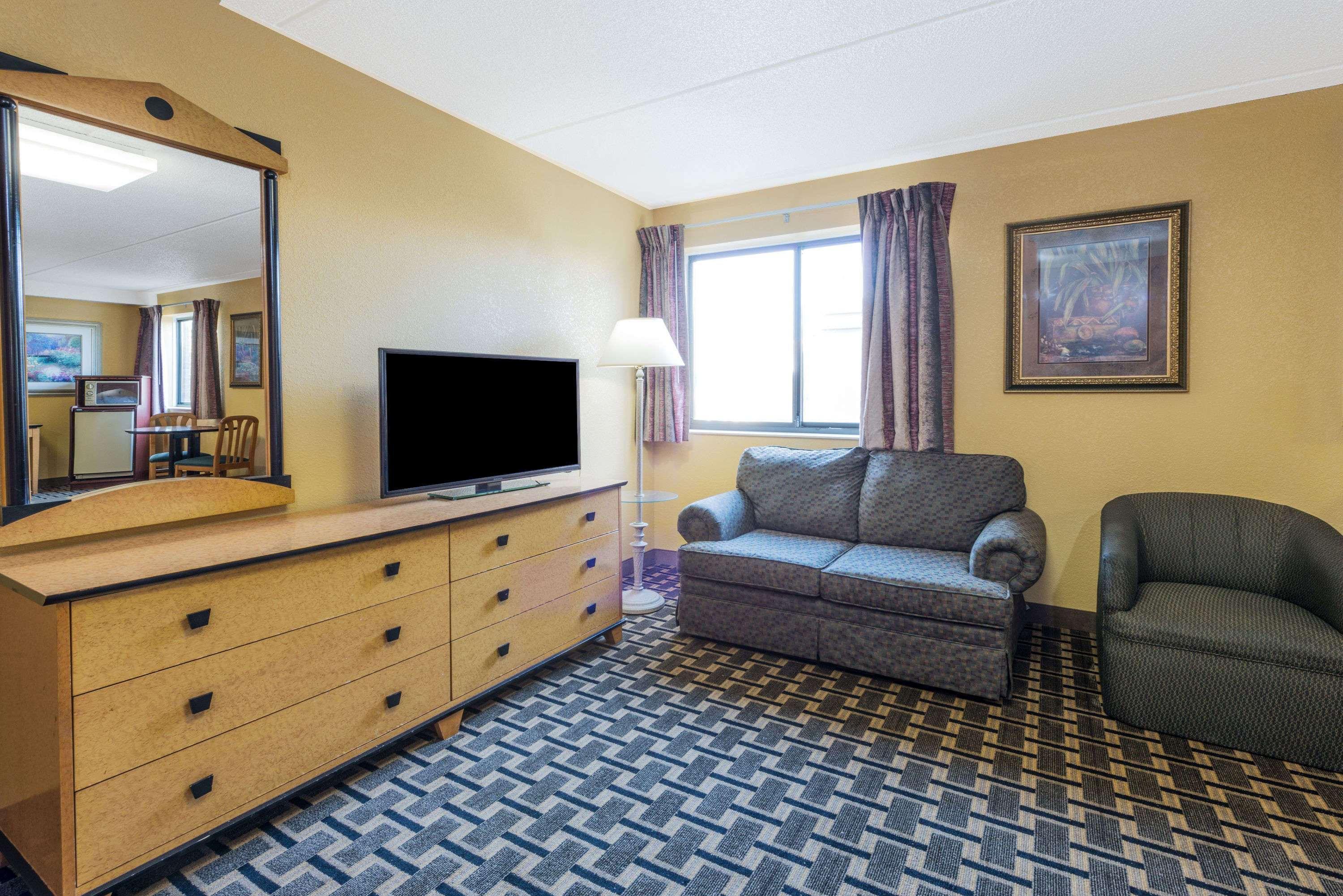 Days Inn By Wyndham Hurstbourne Louisville Exteriör bild